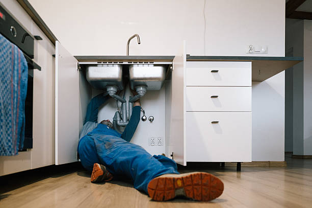 Professional Emergency Plumber technician working in Cayuga, IN